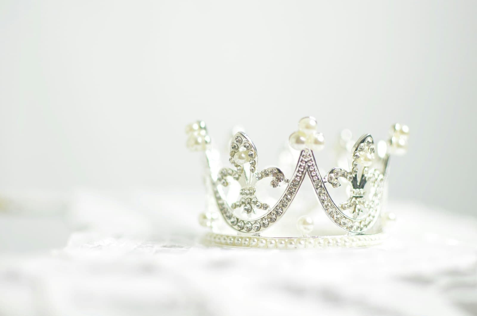 Throning: The Newest Dating Trend Putting Partners on a Pedestal